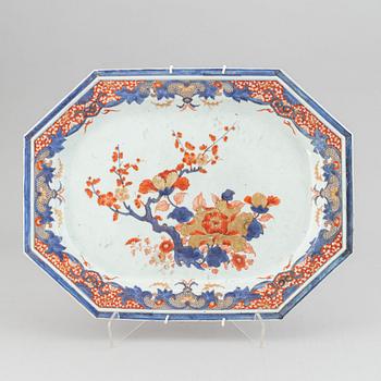 An imari serving dish, Qing dynasty, 18th Century.