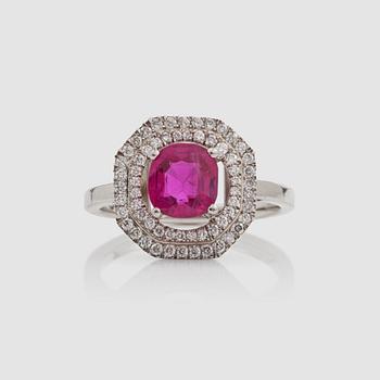 1301. RING med obehandlad rubin, Burma, 1.64 ct samt briljantslipade diamanter totalt ca 1.00 ct. Certifikat.