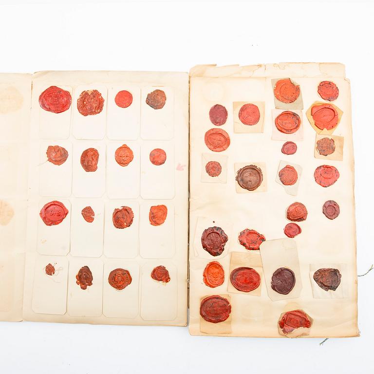 Större samling lacksigill, samt några oblater m m, 1700 - 1800-tal.