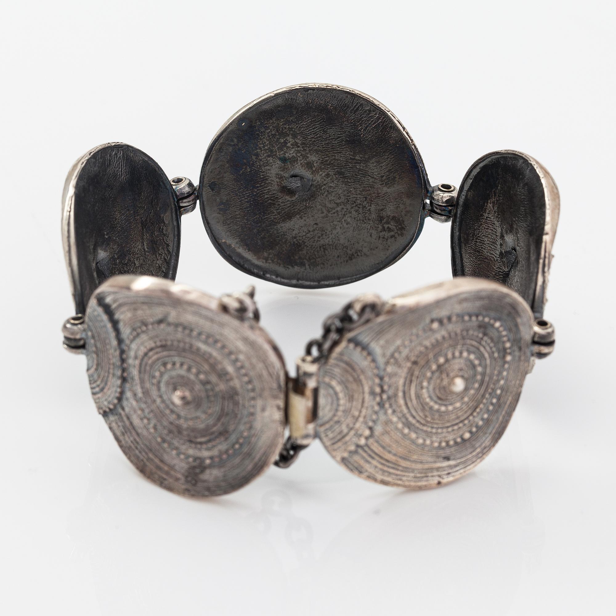 Jorma Laine, A silver bracelet "Chic". Turun Hopea, Turku 1986.