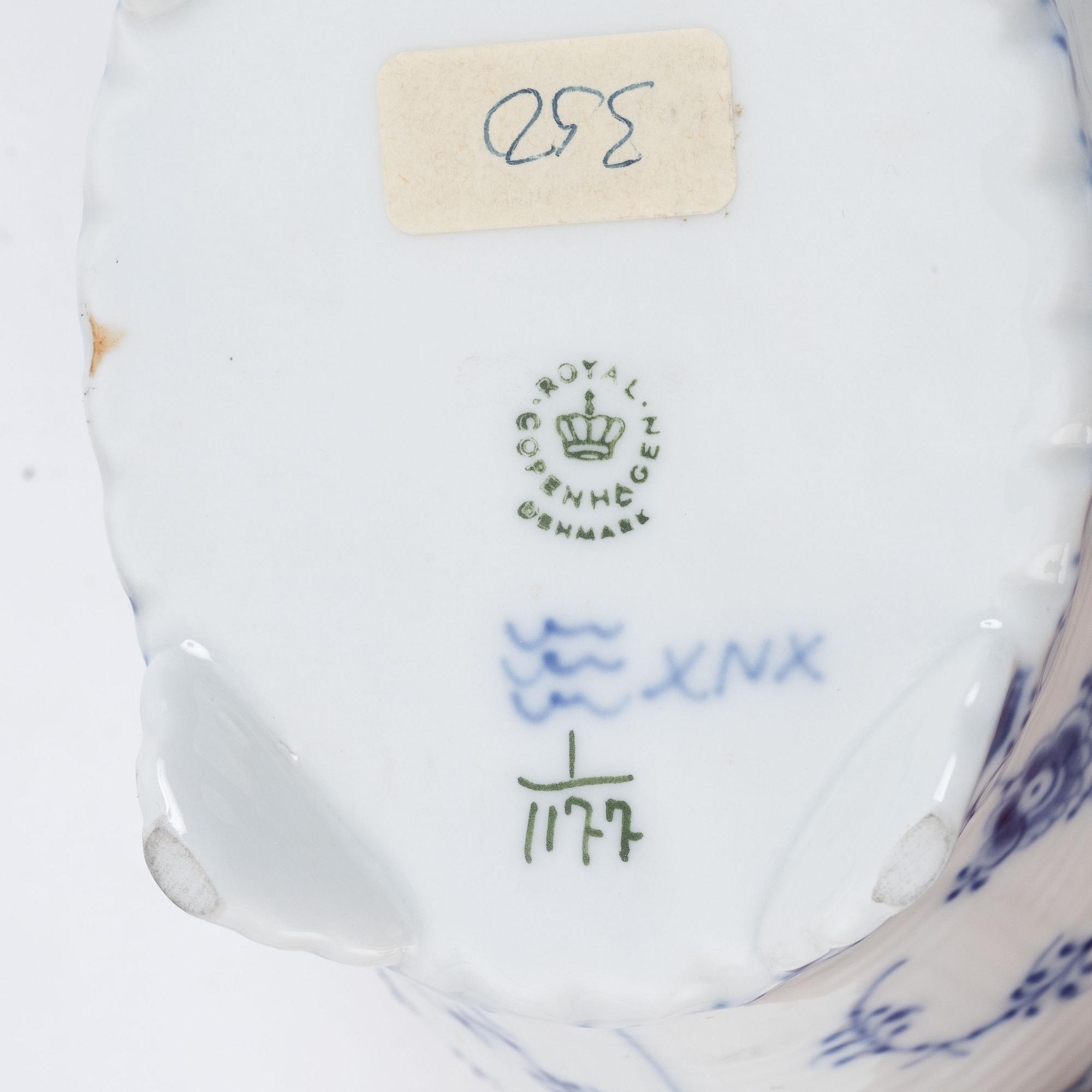 Kaffeservis, porslin, 49 delar, 'Musselmalet', helblonde samt halvblonde, Royal Copenhagen.