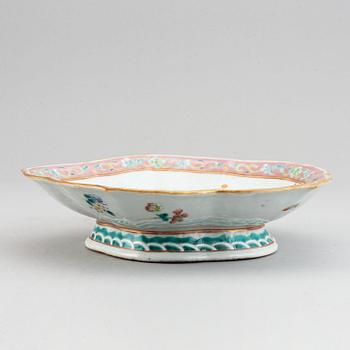 Skålfat på fot, porslin. Qingdynastin, 1800-tal.