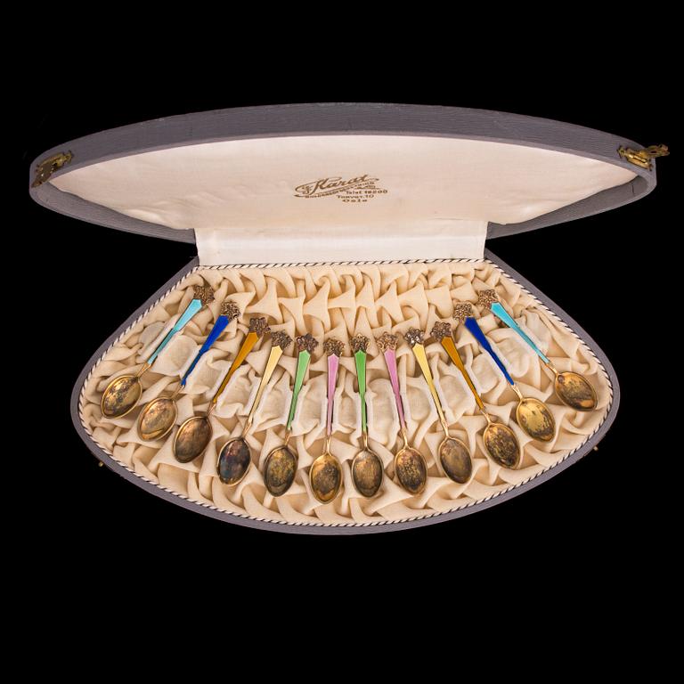 MOCCASKEDAR, 12 st, emalj och förgyllt sterlingsilver, Bergen, Norge. Vikt 91,6 g.