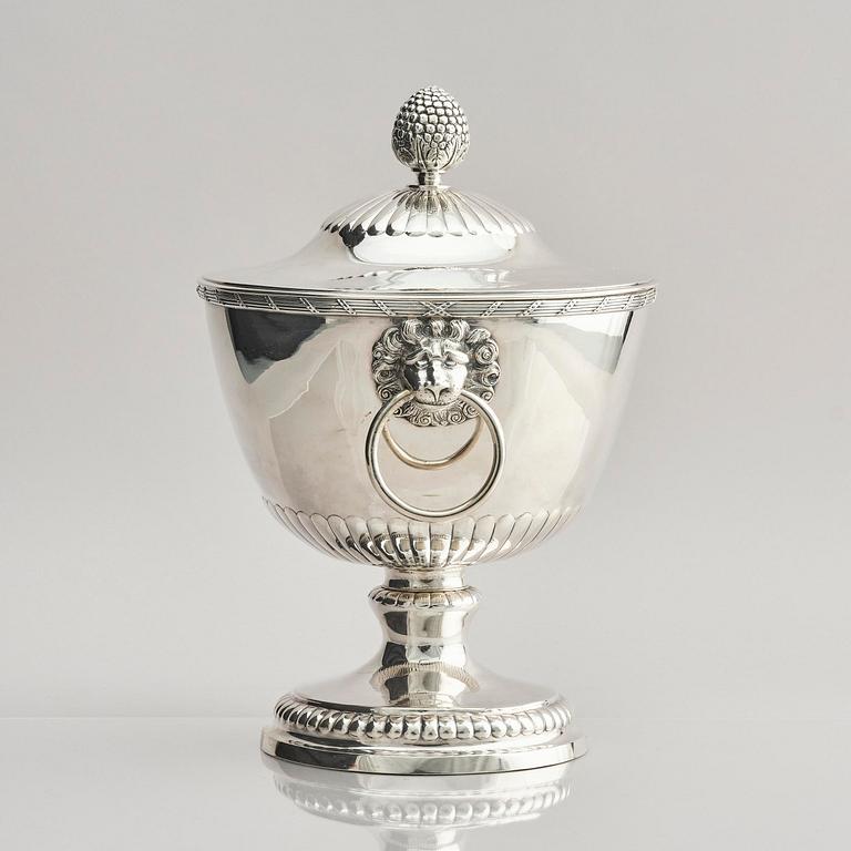 A Swedish 18th century silver tureen and cover, mark of Erik Holmberg, Lund 1796.