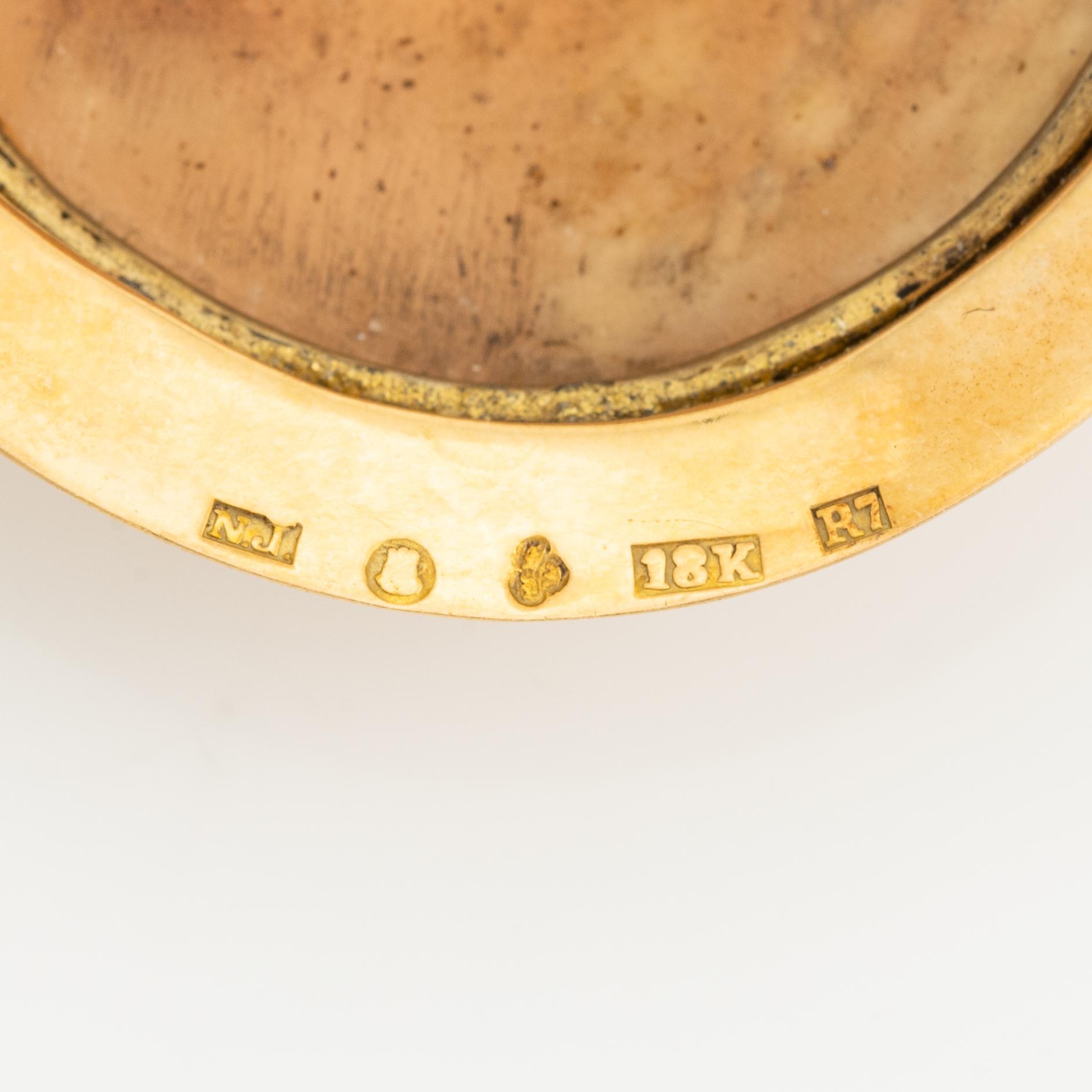 Gold and shell cameo brooch.