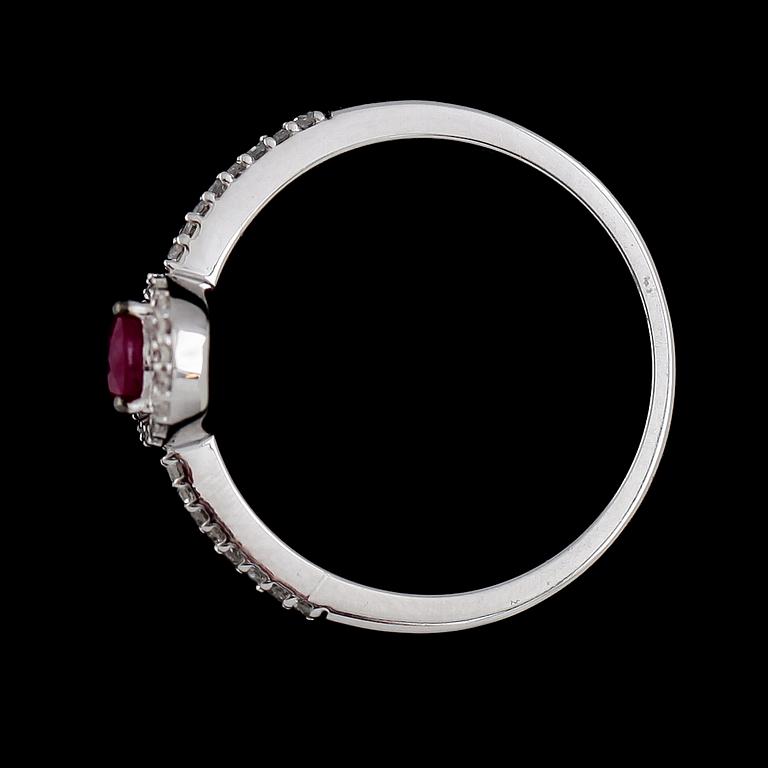 RING, 14K vitguld, rubin ca 0.50 ct och diamanter tot ca 0.12 ct.