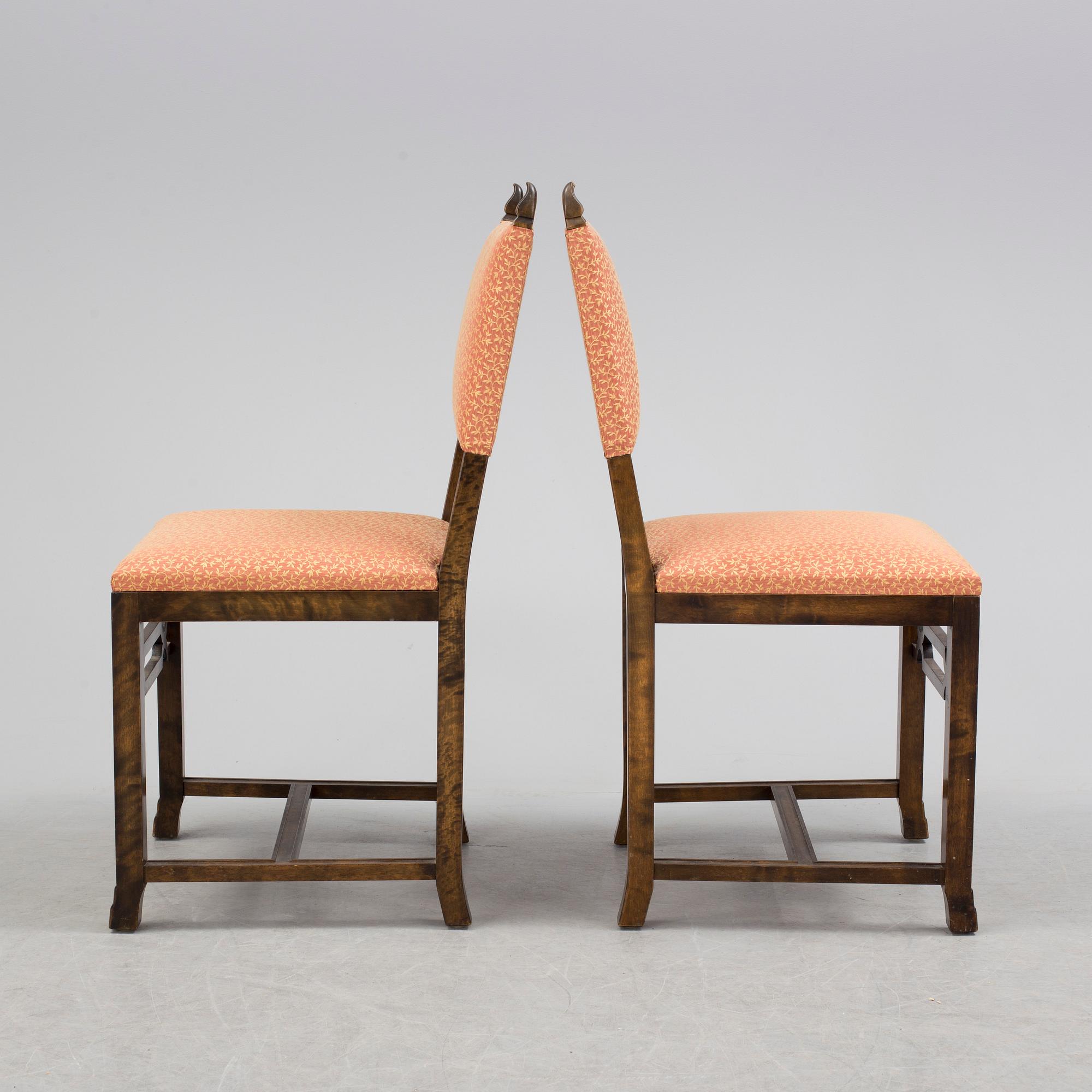 A 1920´s dinner table and six chairs probably designed by Axel Einar Hjorth for AB Svenska möbelfabriken Bodafors.