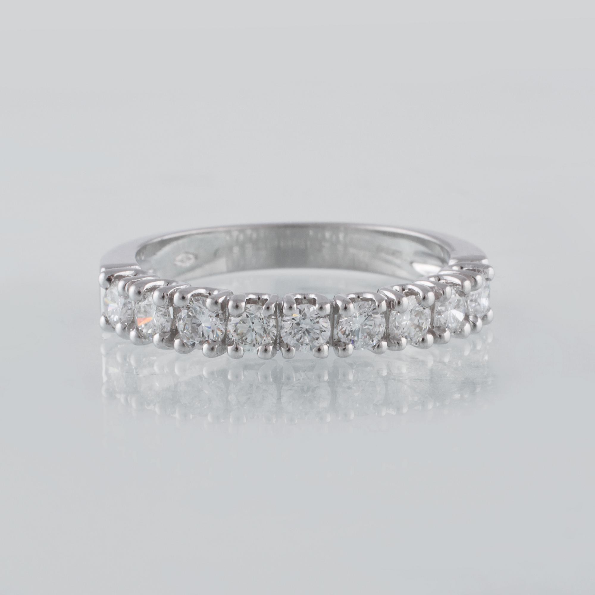 RING, 18K vitguld med 9 briljantslipade diamanter ca 0.72 ct, Milano, Italien.  Vikt 3,6 gram.