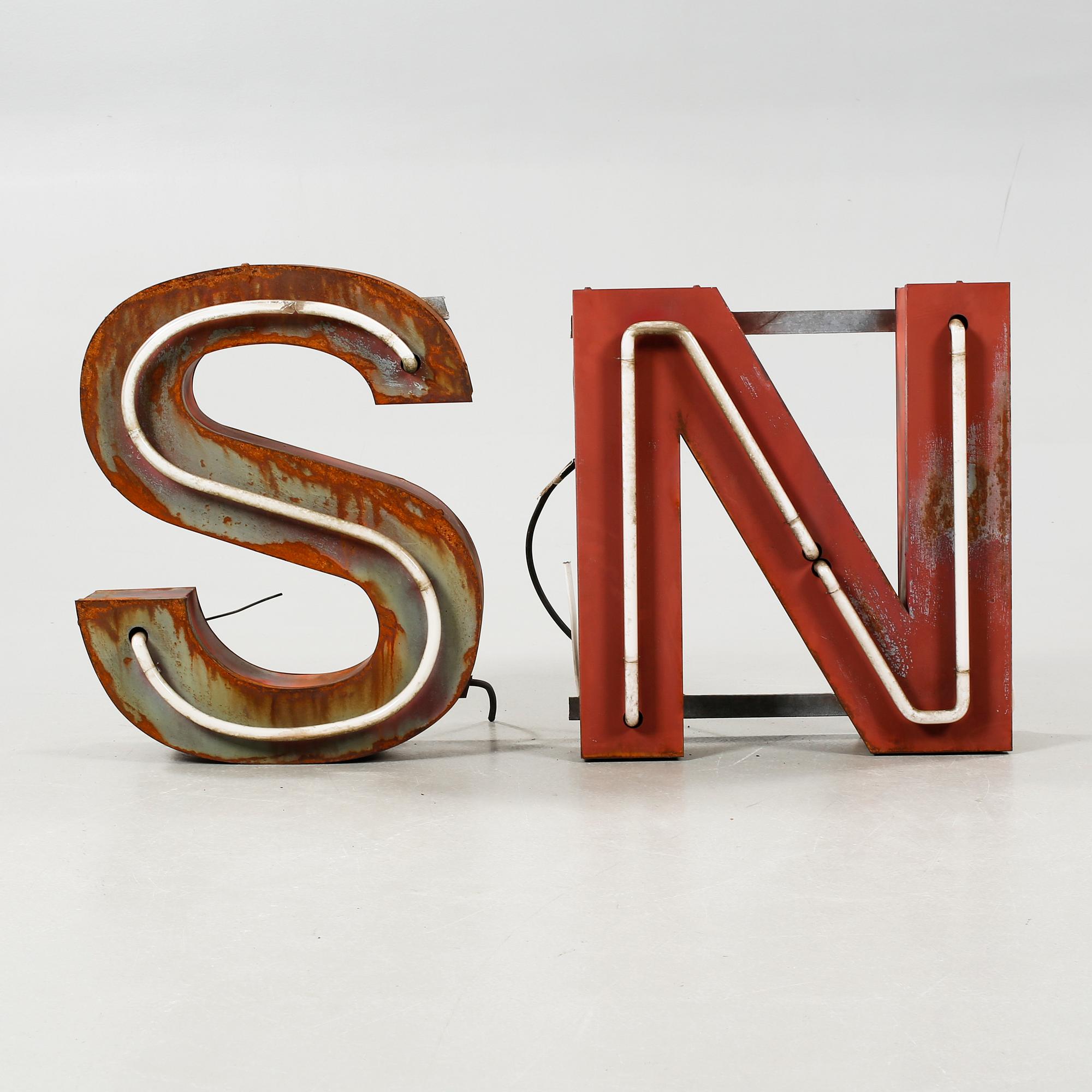 SKYLTBOKSTÄVER, 2 st, 1900-tal.