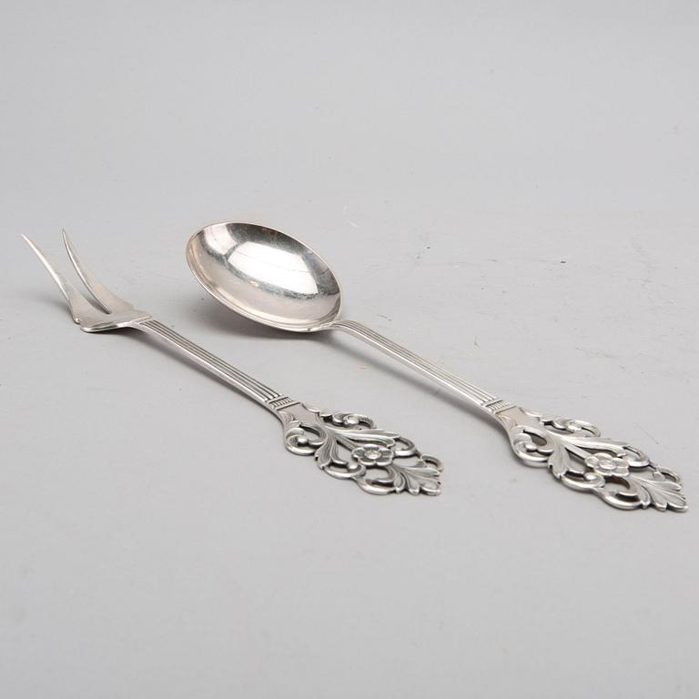 UPPLÄGGNINGSBESTICK, 2 delar, silver, importstämplar. Total vikt ca 140 gram.