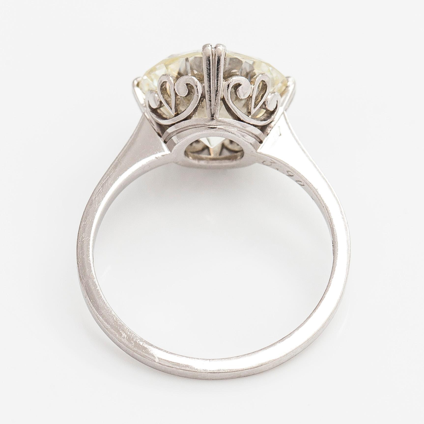 Sormus, platinaa ja briljanttihiottu timantti.