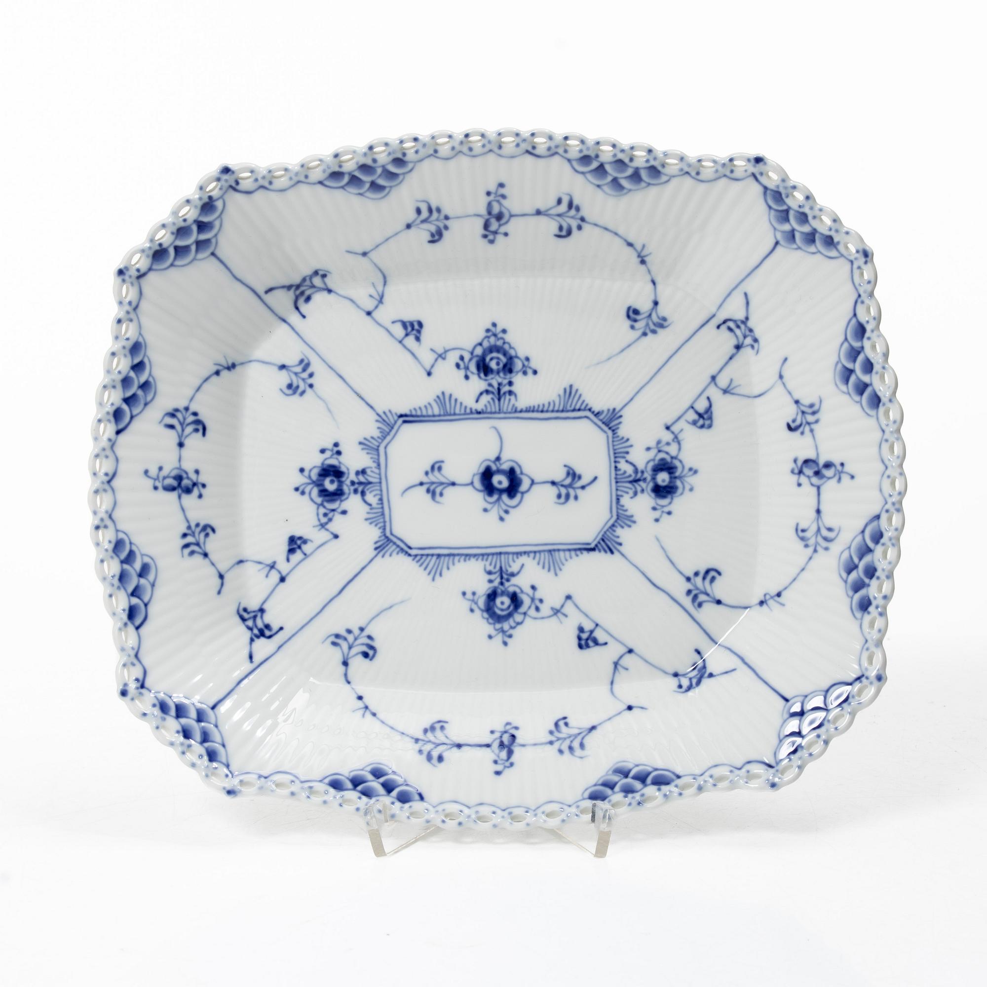 Royal Copenhagen, matservis, 44 delar, porslin, "Musselmalet", helblond , Danmark.