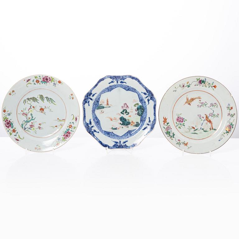 Tallrikar, tre stycken, porslin. Qingdynastin, Qianlong (1736-95).