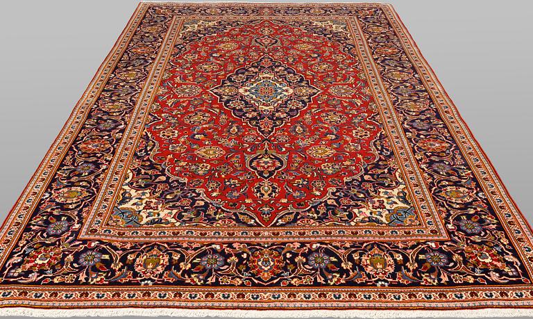 A Keshan rug, approx. 305 x 194 cm.