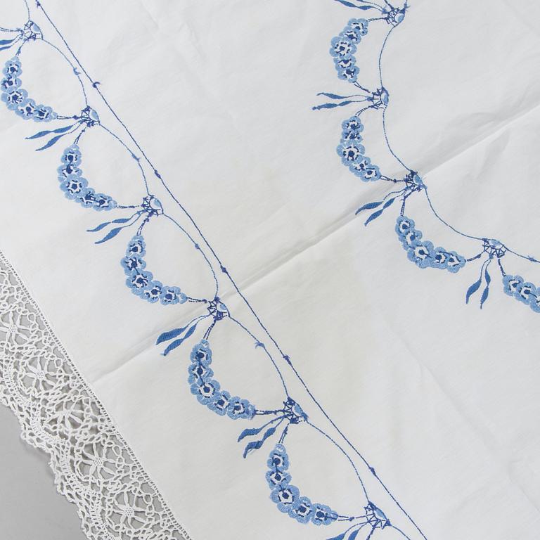 Harriet Bing, astiasto, 110 osaa, "Empire" posliini,  ja pöytäliina, Bing & Grøndahl Tanska.