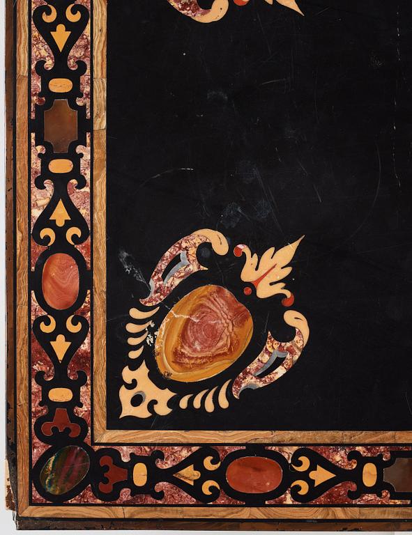 PIETRE DURE SKIVA, Italien, omkring år 1900, troligen Rom eller Neapel. Underrede i Louis XIV-stil.