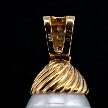 HELMIRIIPUS, 18K kultaa, 7 briljanttia yht. 0,03 ct. sekä pisaranmuotoinen etelänmerenhelmi.