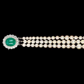 1047. COLLIER, 3 rader odlade doserade pärlor, 7,8-5,2 mm, med lås med cabochonslipad smaragd och diamanter.