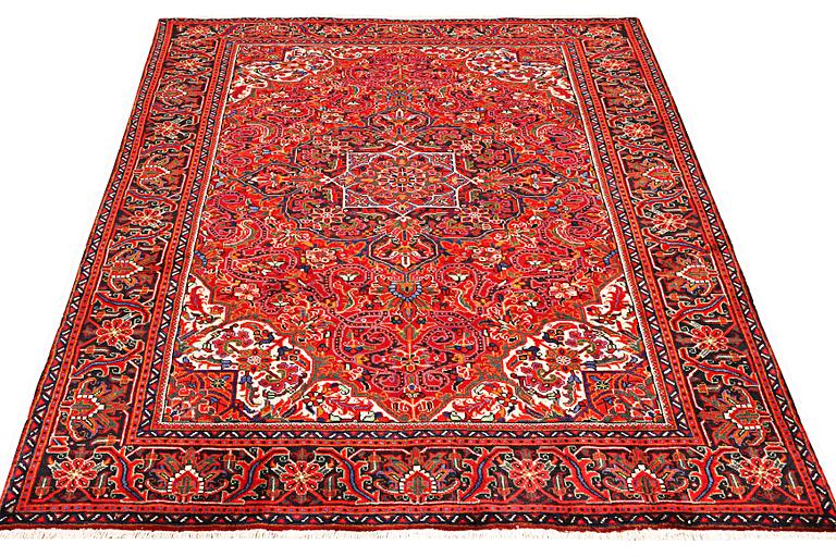 A Heris carpet, a. 295 x 207 cm.