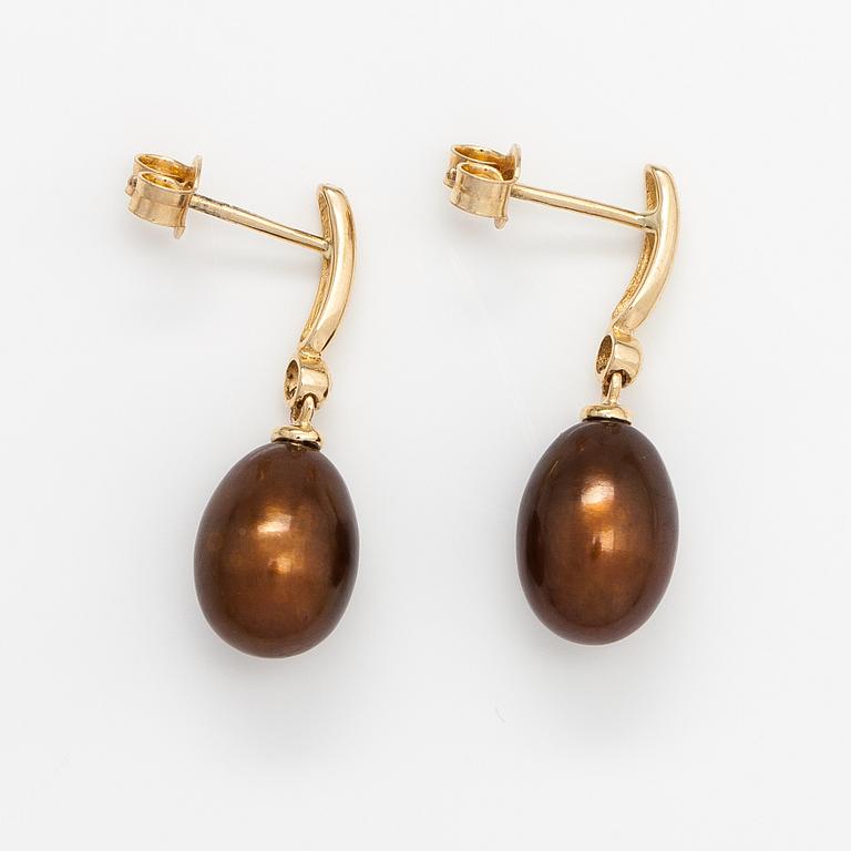 A pair of 14K gold earrings with cultured pearls and diamonds ca. 0.005 ct in total.