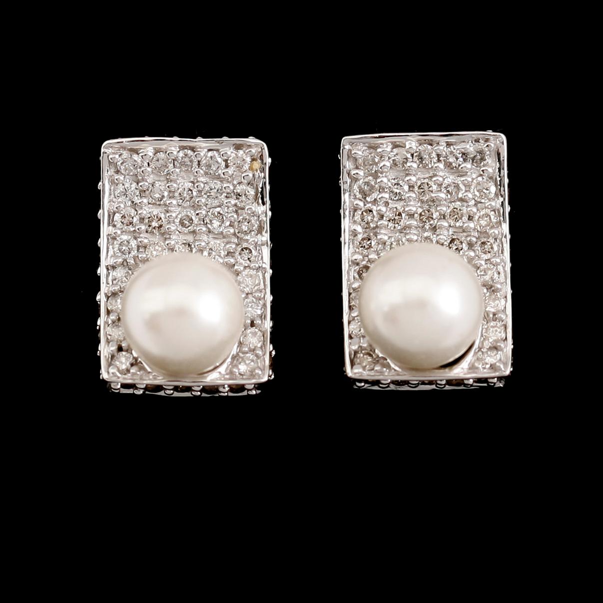 ÖRHÄNGEN, 1 par, 18 k vitguld, briljantslipade diamanter tot ca 0.75 ct, odlade pärlor.