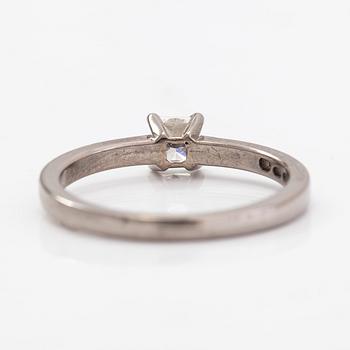 An 18K white gold ring with a princess-cut diamond ca. 0.39 ct. Finland 2009.