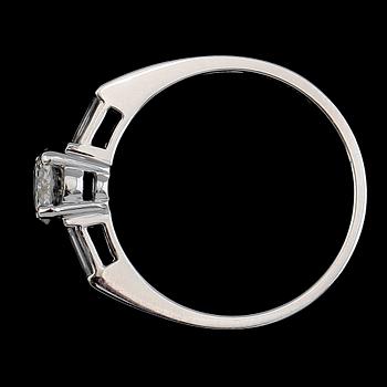 RING, 18K vitguld, diamanter tot ca 0.70 ct.