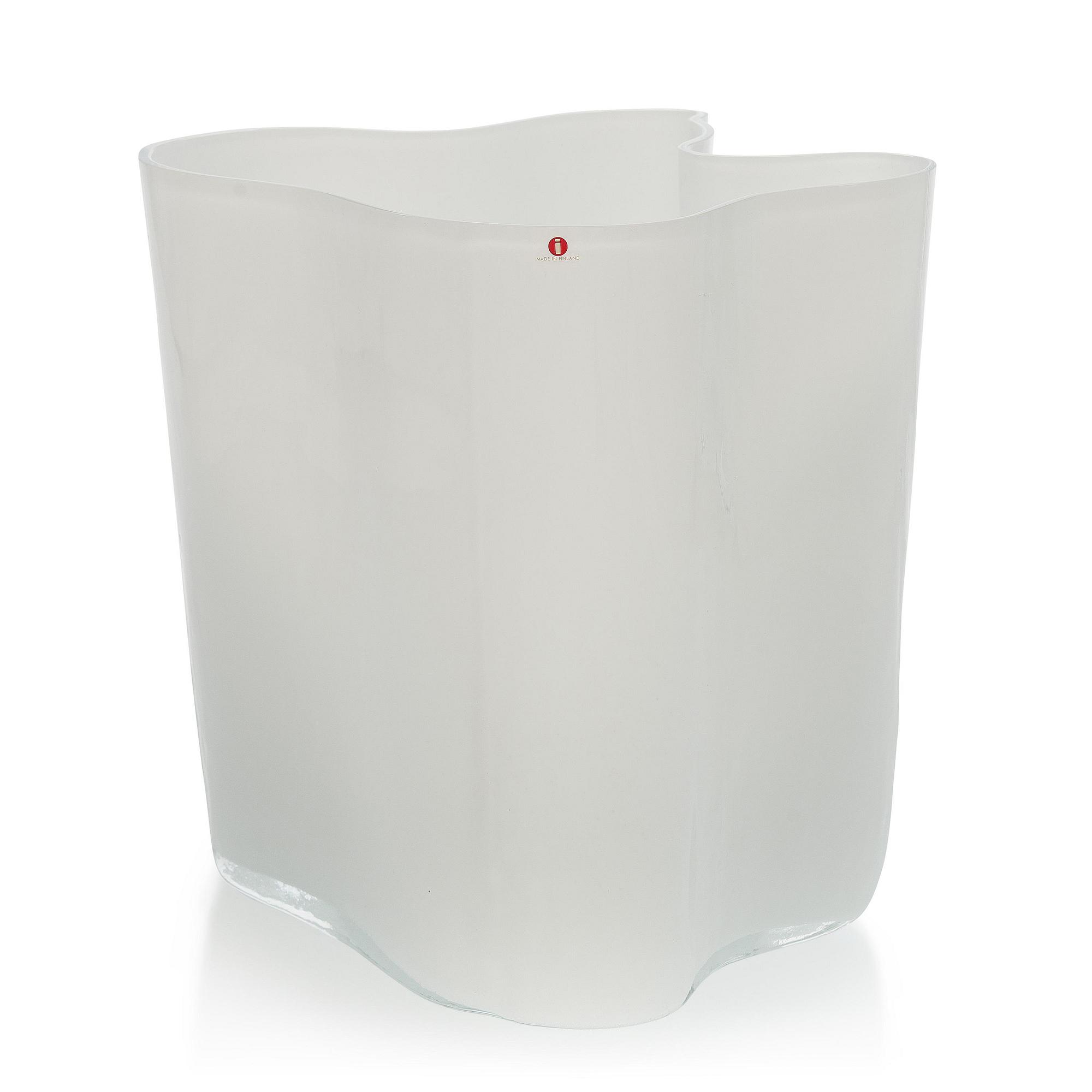 Alvar Aalto, a glass vase, 3031, signed Alvar Aalto.