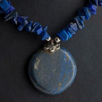 HÄNGSMYCKE, lapis lazuli, silverlås. 1900-talets slut.