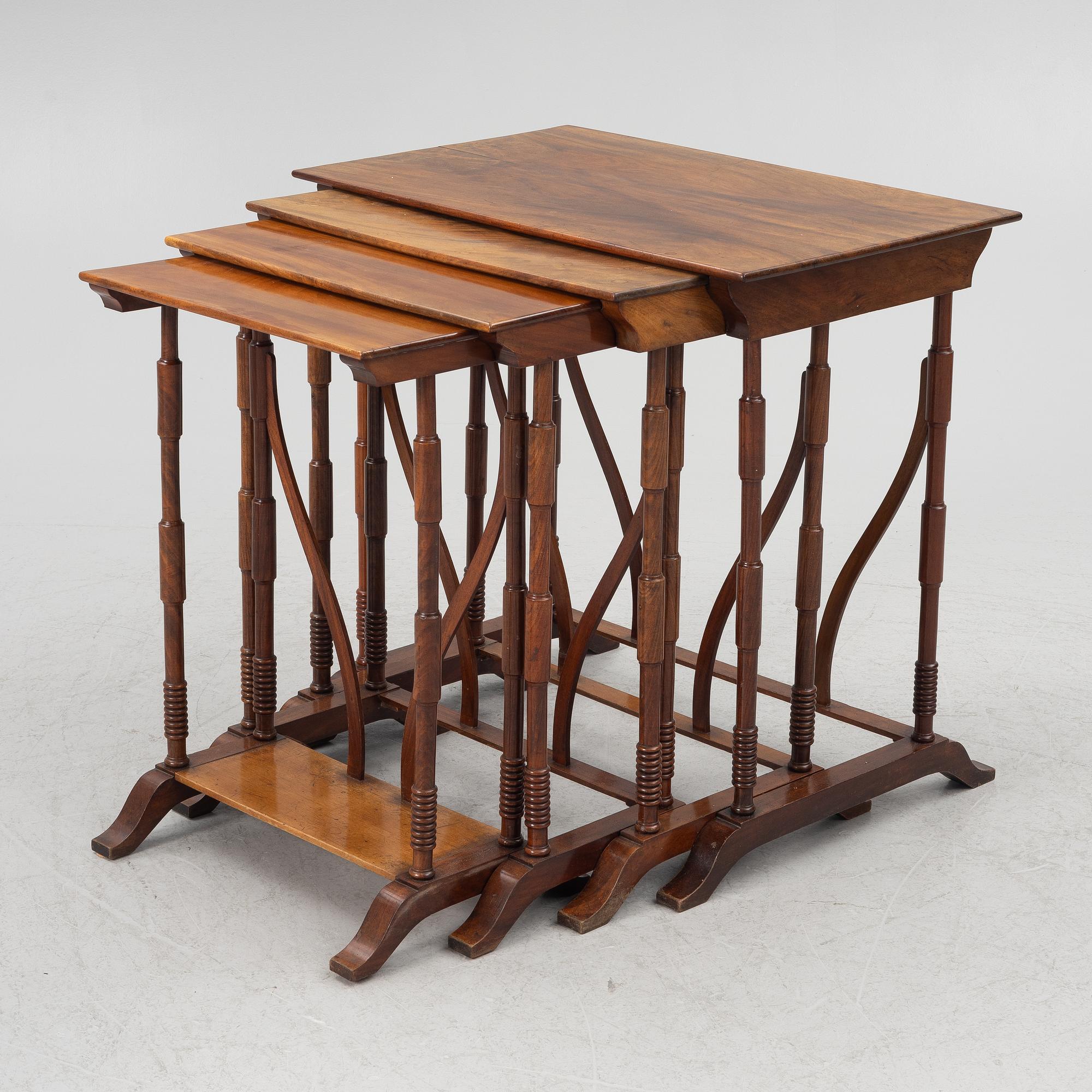 A nesting tabletable, 4 pieces, 19th century.