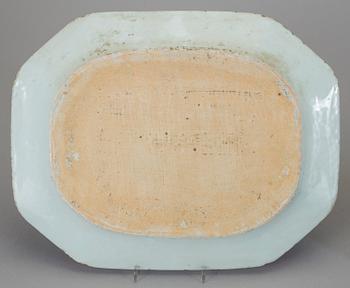 STEKFAT, 2 st, porslin, Kina, Qianlong (1736-95).