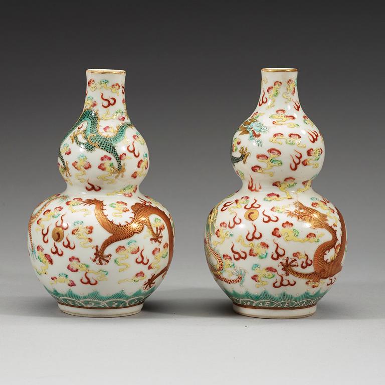 VASER, ett par, porslin. Republik (1912-49) med Guangxu respektive Qianlong sex karaktärers märke.
