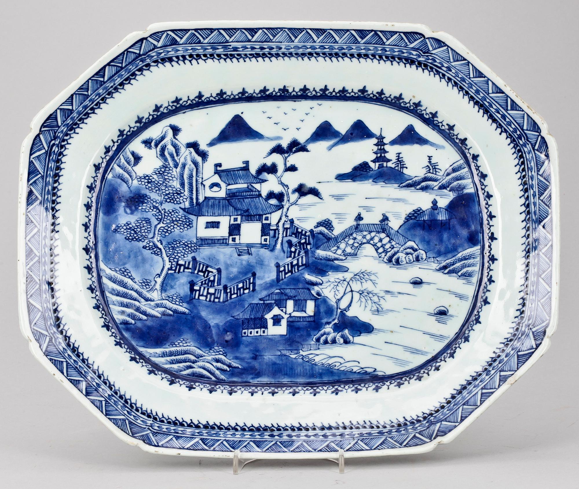 STEKFAT, porslin, Jiaqing, Kina omkring 1800.