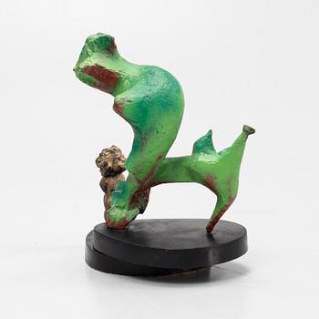 Tomas Almberg, skulptur. Bemålad brons, total höjd 38 cm, total längd 31 cm.