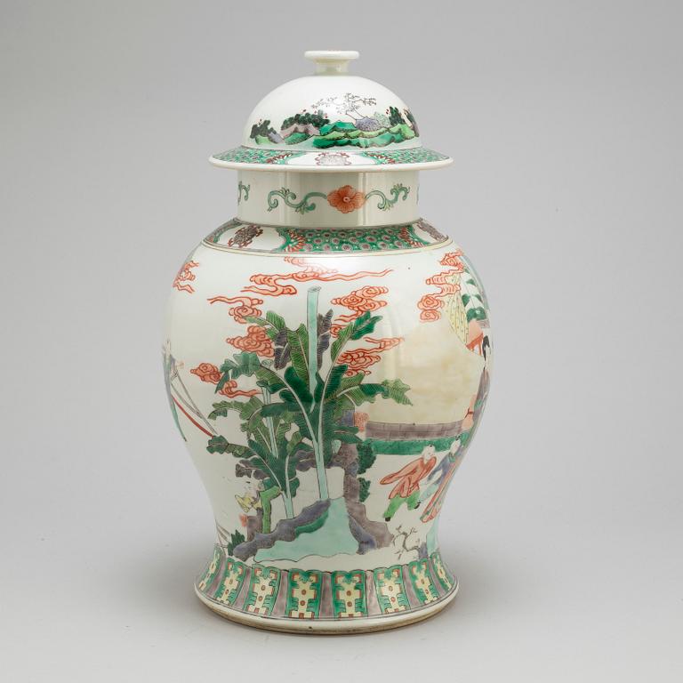 A famille verte urn with cover, 20 th century.