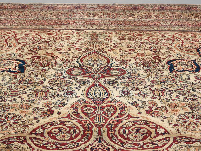 Matto an antique Kerman Laver, ca 677-688,5 x 510,5-526 cm.