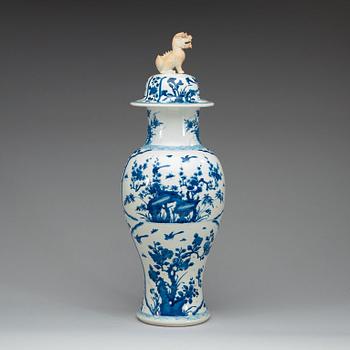 PRAKTVAS med LOCK, porslin. Qing dynastin, Kangxi (1662-1722).