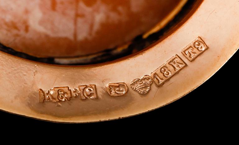 HÄNGE/BROSCH, 18 k guld och kamé, 1969. Vikt ca 8 g.