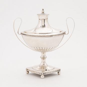 A silver sugarbowl with lid by Michael Olof Barkman, Varberg, 1820.