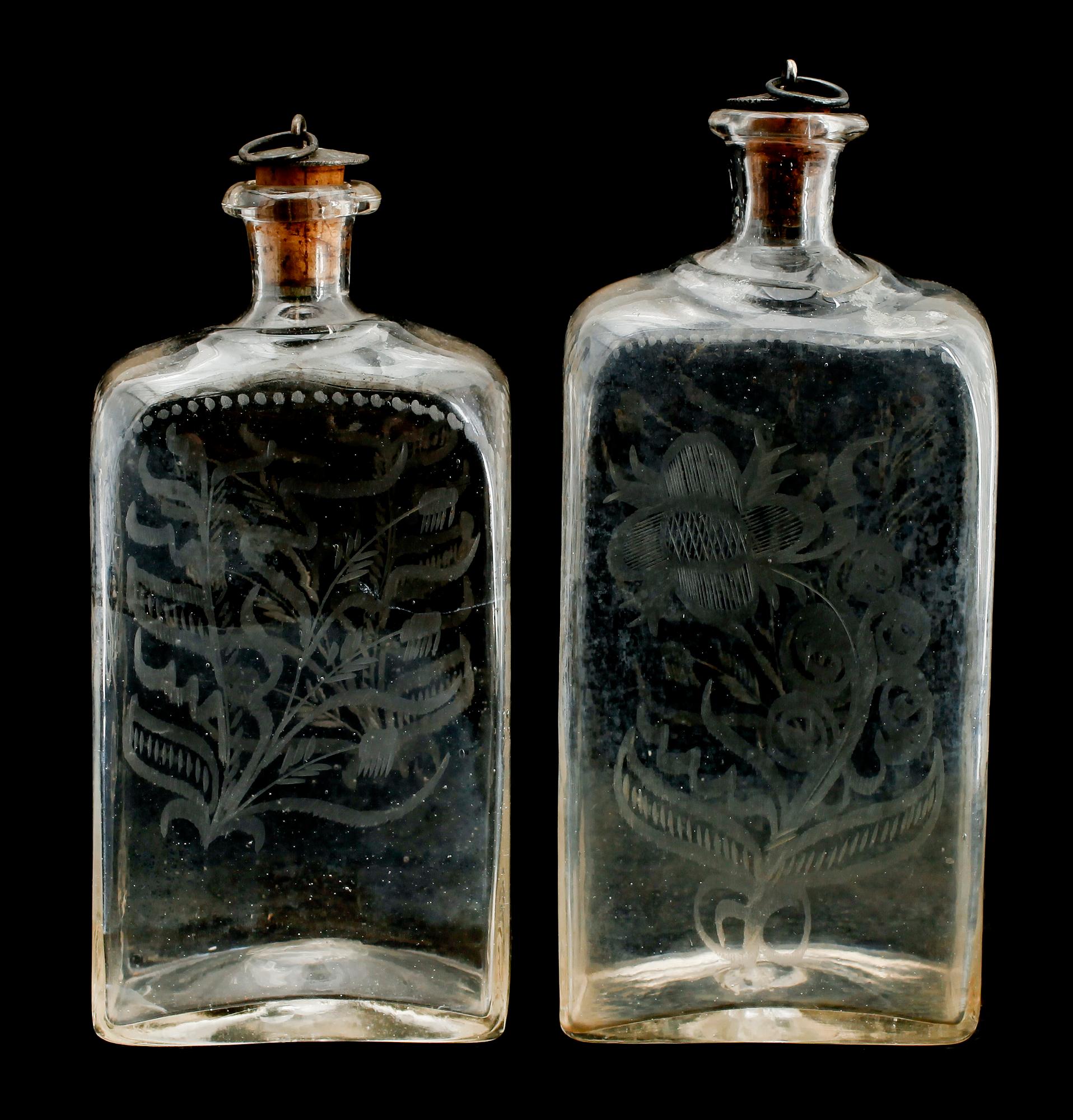 BRÄNNVINSFLASKOR, 2 st, glas, 1800-tal.