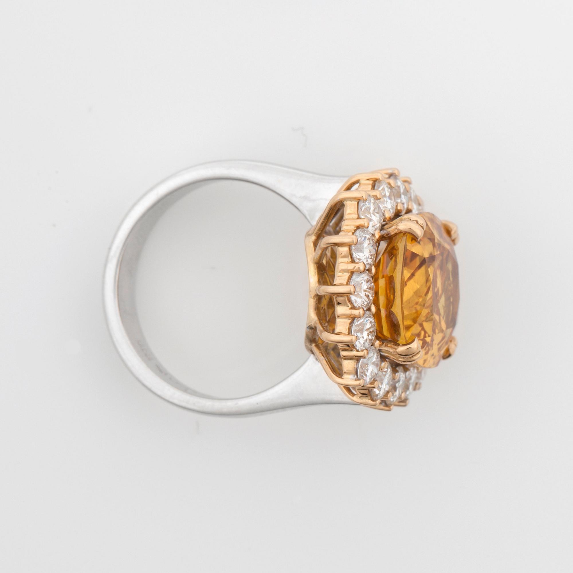 RING med gul safir, 7.50 ct, och briljantslipade diamanter.