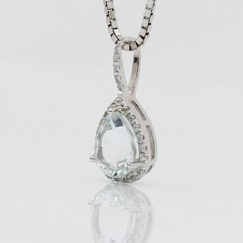 HALSSMYCKE, 18K vitguld med droppformad akvamarin  1,25 ct. Vikt 5,66 g.