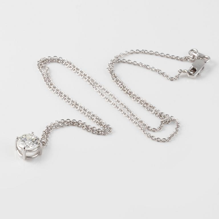 HÄNGE, 18K vitguld med briljantslipad diamant 1.02 ct. Vikt 2,9 gram.