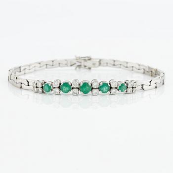 Bracelet in 18K white gold with emeralds and brilliant-cut diamonds.