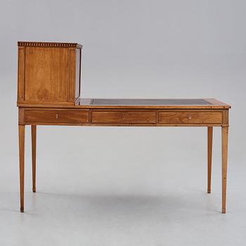 SKRIVBORD MED UPPSATS, Stockholmsarbete 1700-talets slut, Sengustavianskt.