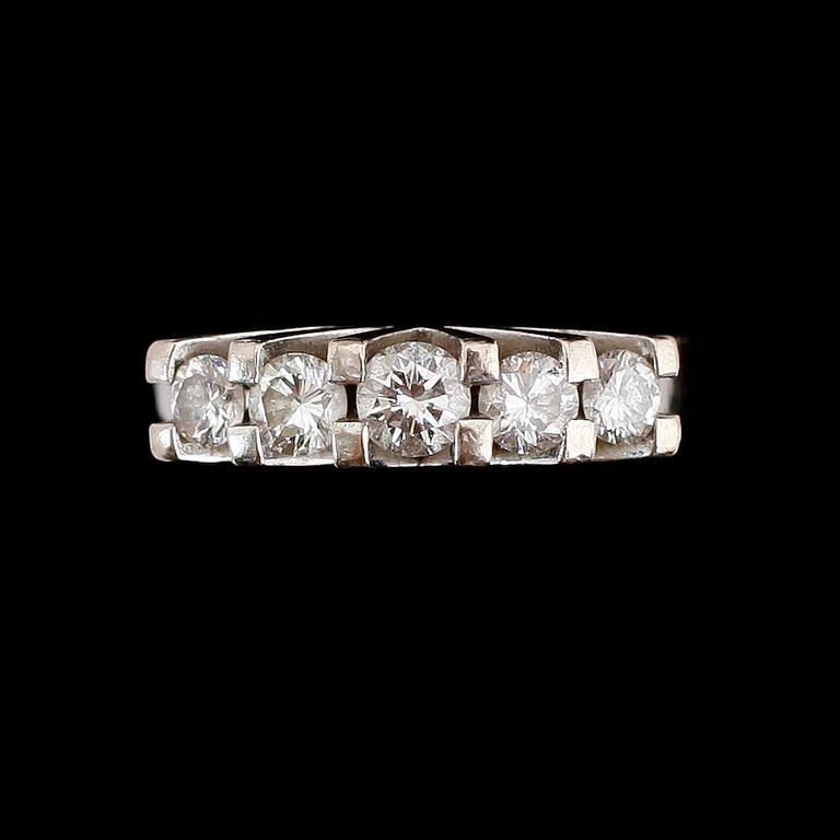 RING, 18 k vitguld, med 5 briljanter, 0.66 ct enligt gravyr. Svenska stämplar. Total vikt ca 5 gram.