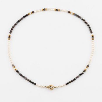 Collier, lås i 18K guld med små diamanter,  odlade vita och färgade pärlor.