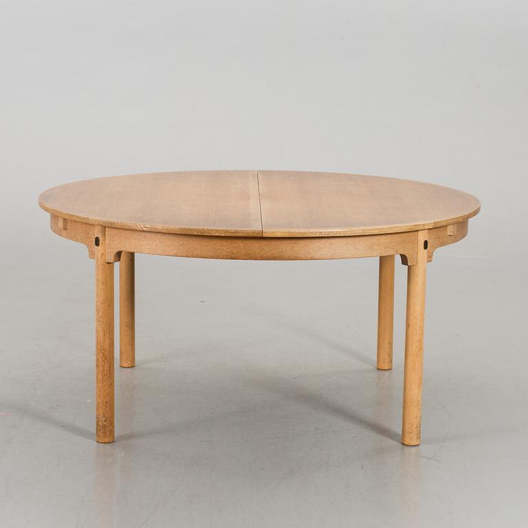 A BÖRGE MOGENSEN TABLE AND 6 OAK CHAIRS+ STOOL.