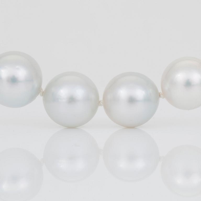 A cultured South Sea necklace with a clasp set with a tanzanite, circa 11.00 ct, and brilliant-cut diamonds.