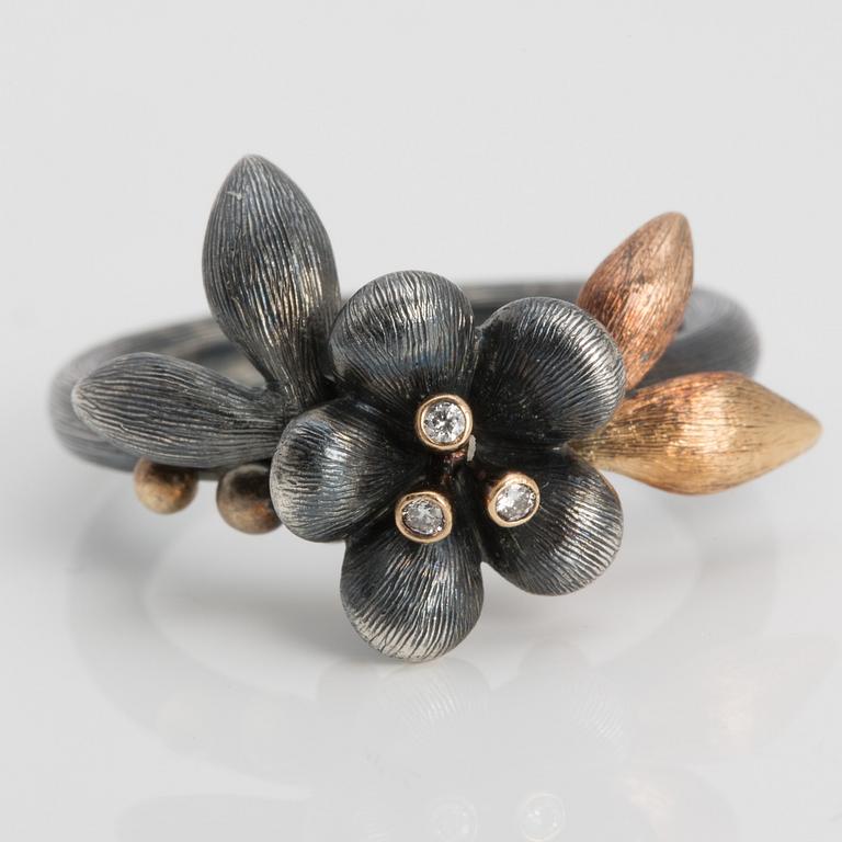 OLE LYNGGAARD COPENHAGEN, a sterling silve ring with 3 small dimonds,.